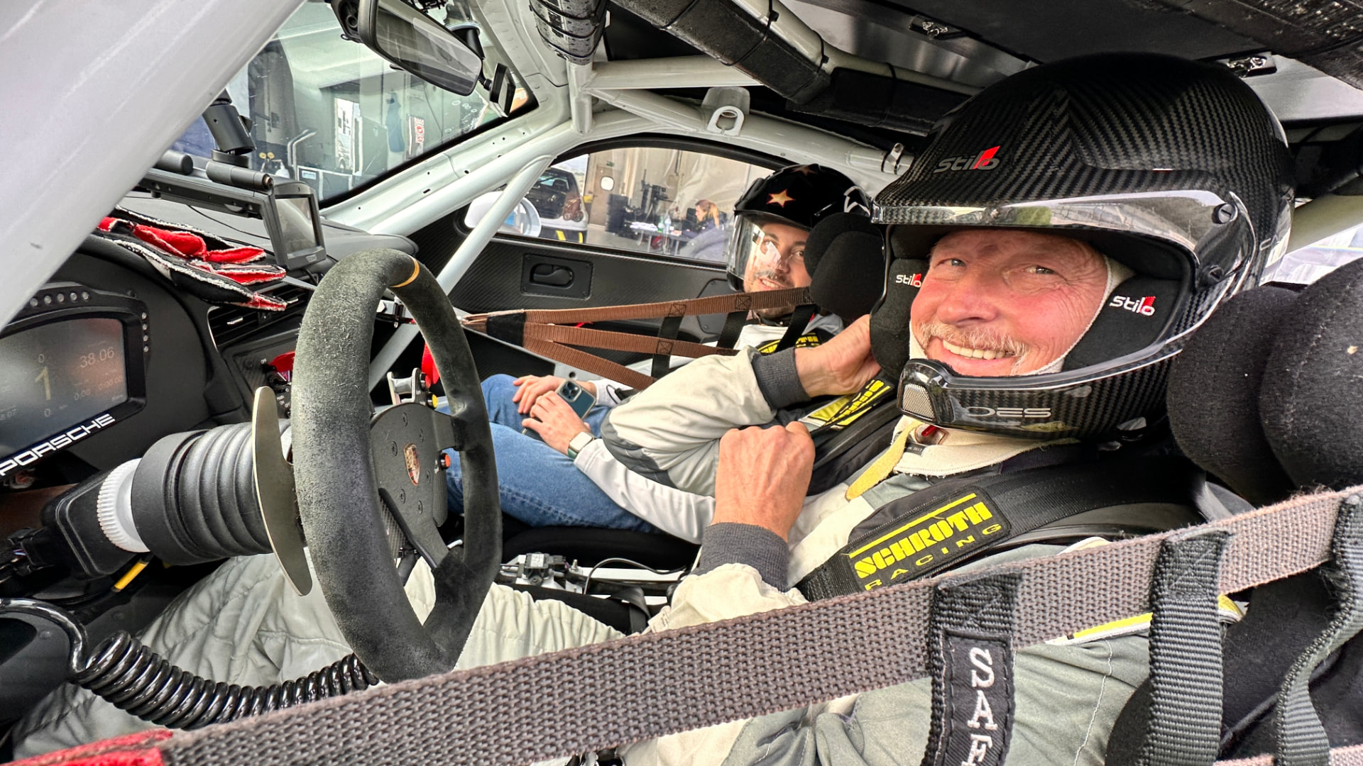 Blick aus dem Cockpit eines Porsche 911 GT3 auf die Rennstrecke