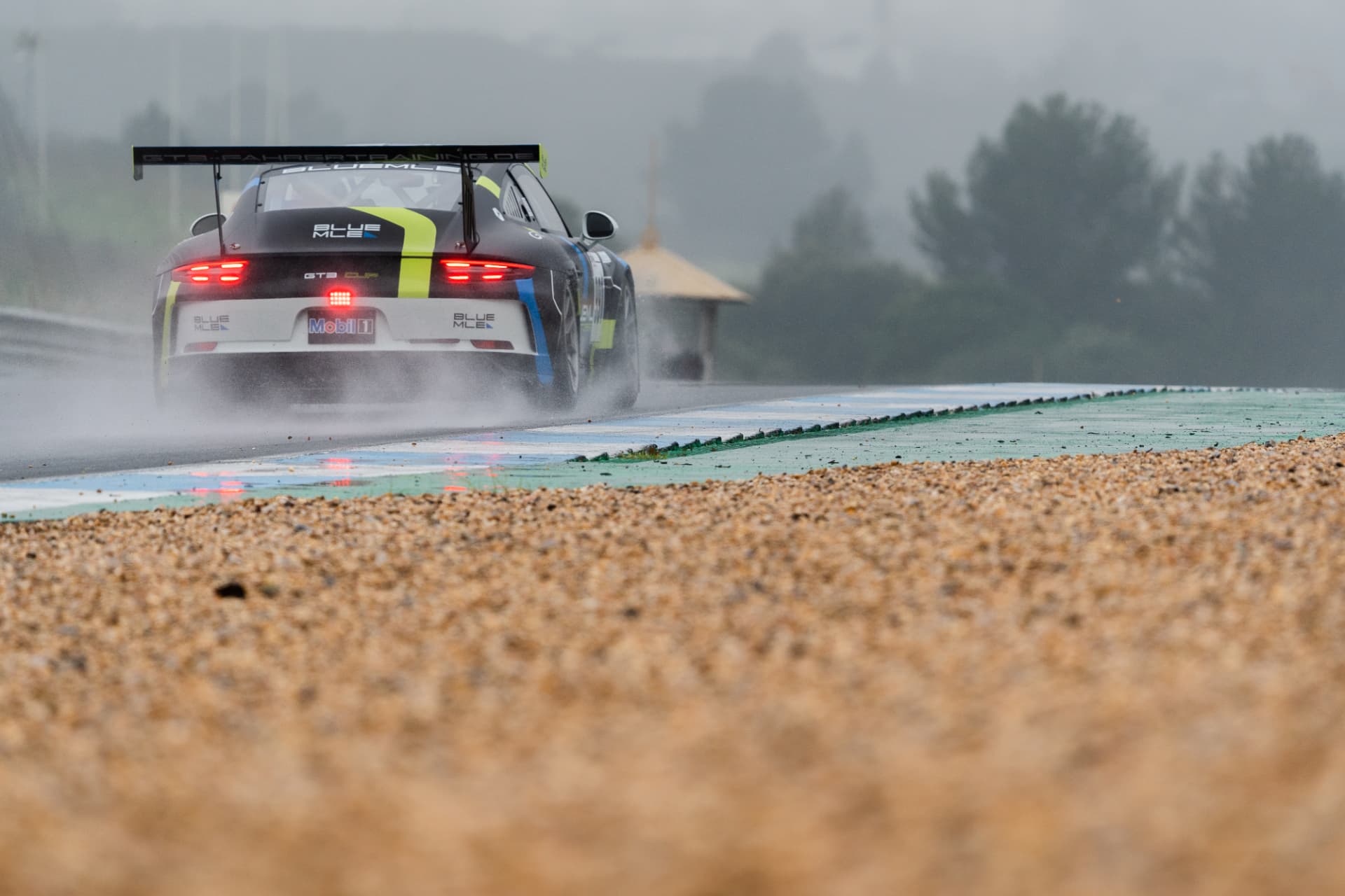 Porsche 911 GT3 Cup im Regen auf der Rennstrecke